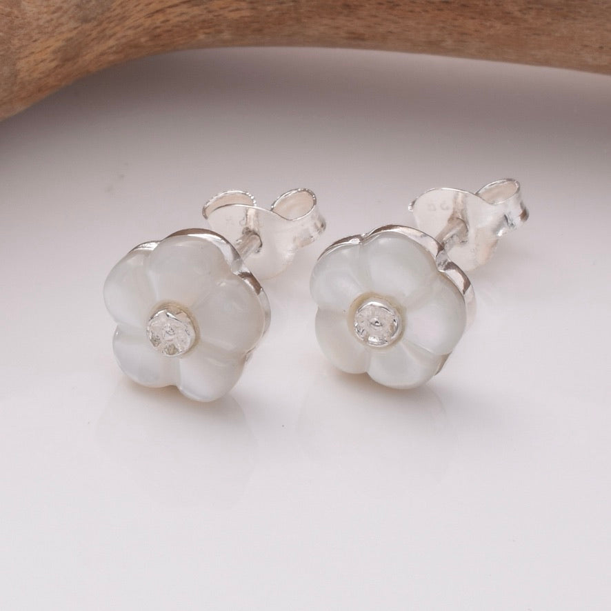 S927 - 925 silver MOP flower stud earrings