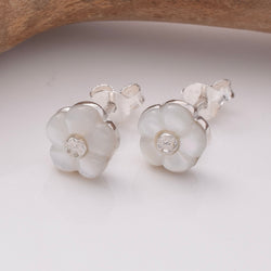 S927 - 925 silver MOP flower stud earrings