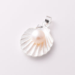 P1167 - 925 silver and f/w pearl scallop pendant