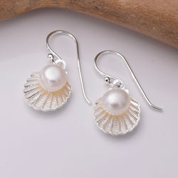 E773 - 925 silver scallop shell with f/w pearl