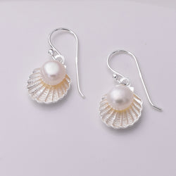 E773 - 925 silver scallop shell with f/w pearl