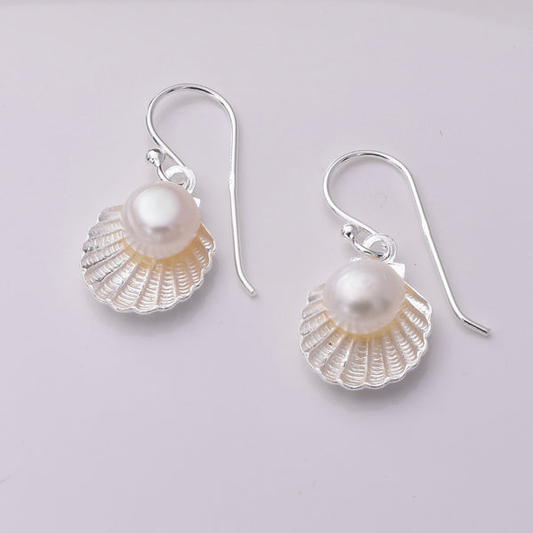 E773 925 Silver Scallop Shell With F w Pearl Java Designs e773-925-silver-scallop-shell-with-f-w-pearl-java-designs