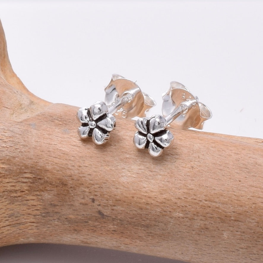 S658 - Silver tiny daisy stud earrings