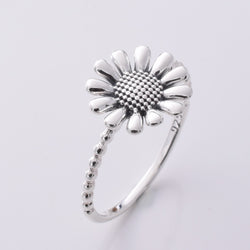 R220 - 925 Silver daisy ring