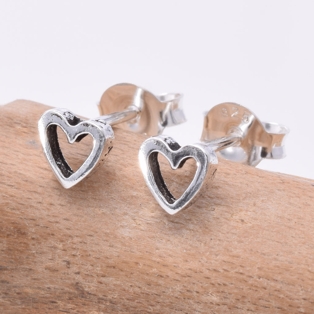 S060 Tiny Heart stud earring