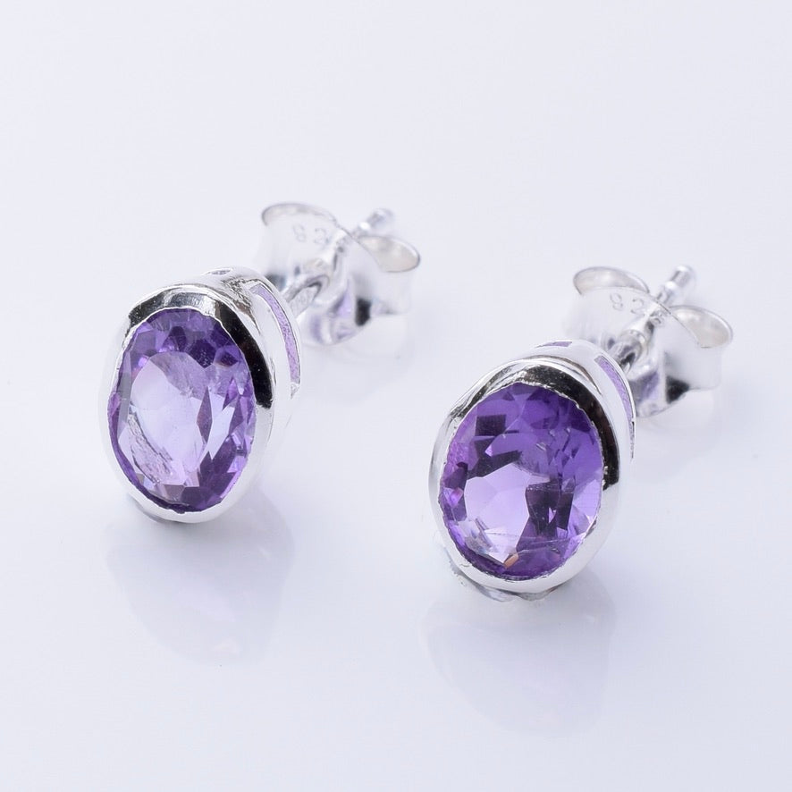 S1067 - 925 silver amethyst oval facet stud earrings