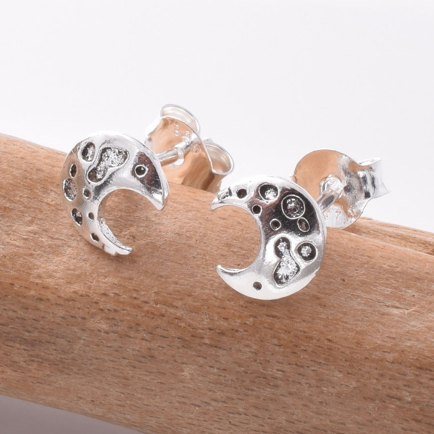 S825 - 925 silver crescent moon stud earrings