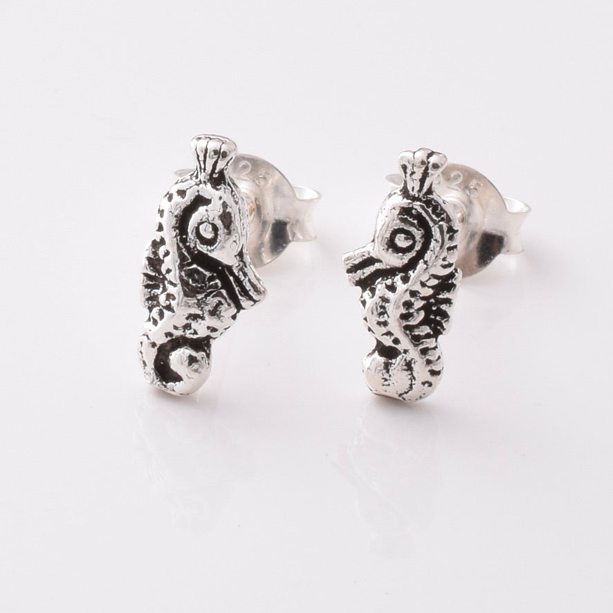S433 - Cute silver Seahorse stud earrings