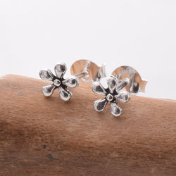 S901 - 925 silver tiny daisy stud earrings