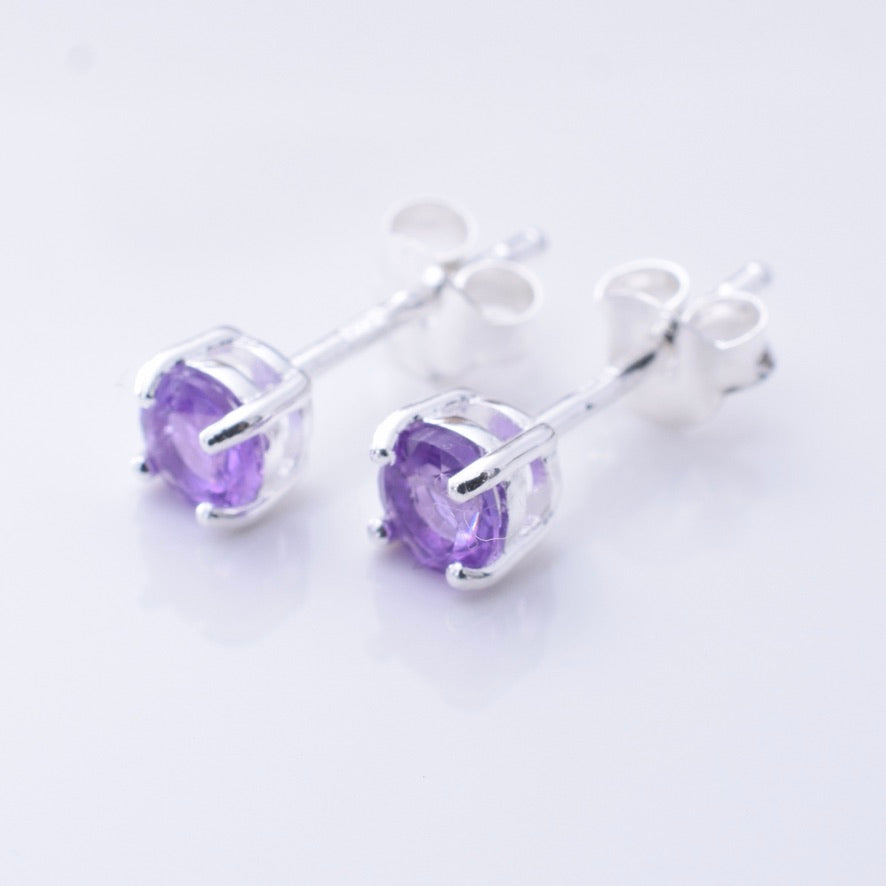 S1081 - 925 silver amethyst clawset stud earrings