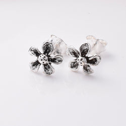 S805 - 925 silver daisy flower stud earrings