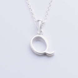 P1335 - Q 925 silver initial pendant - Q