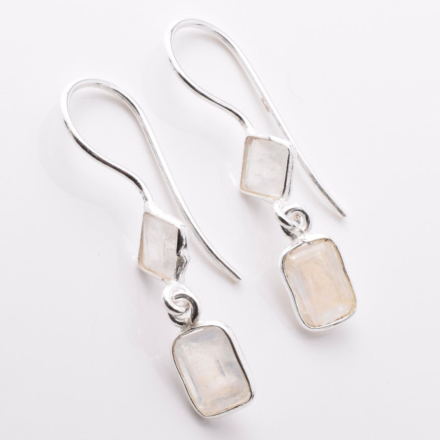 E909 - 925 silver moonstone facet rectangle earrings