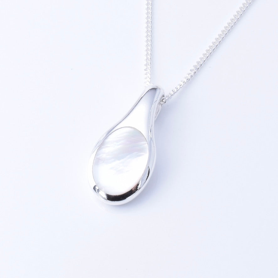 P1271 - 925 silver teardrop with MOP pendant