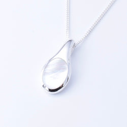 P1271 - 925 silver teardrop with MOP pendant
