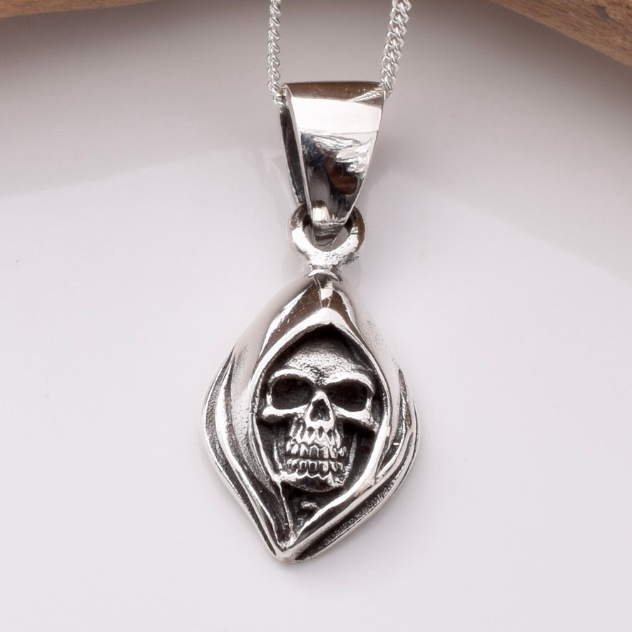 P1208 - 925 silver small hooded skull pendant