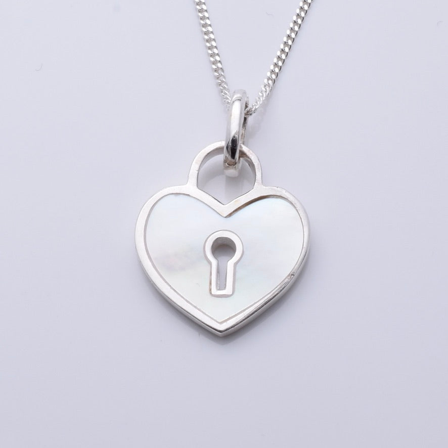 P1249- 925 silver mother of pearl heart keyhole pendant