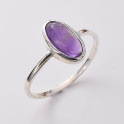 R273 925 Silver and oval amethyst ring