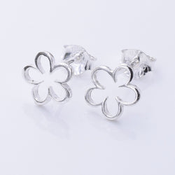 S1070 - 925 silver outline daisy stud earrings