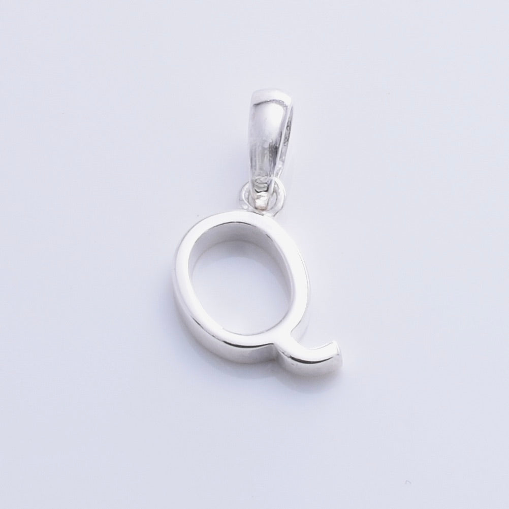 P1335 - Q 925 silver initial pendant - Q