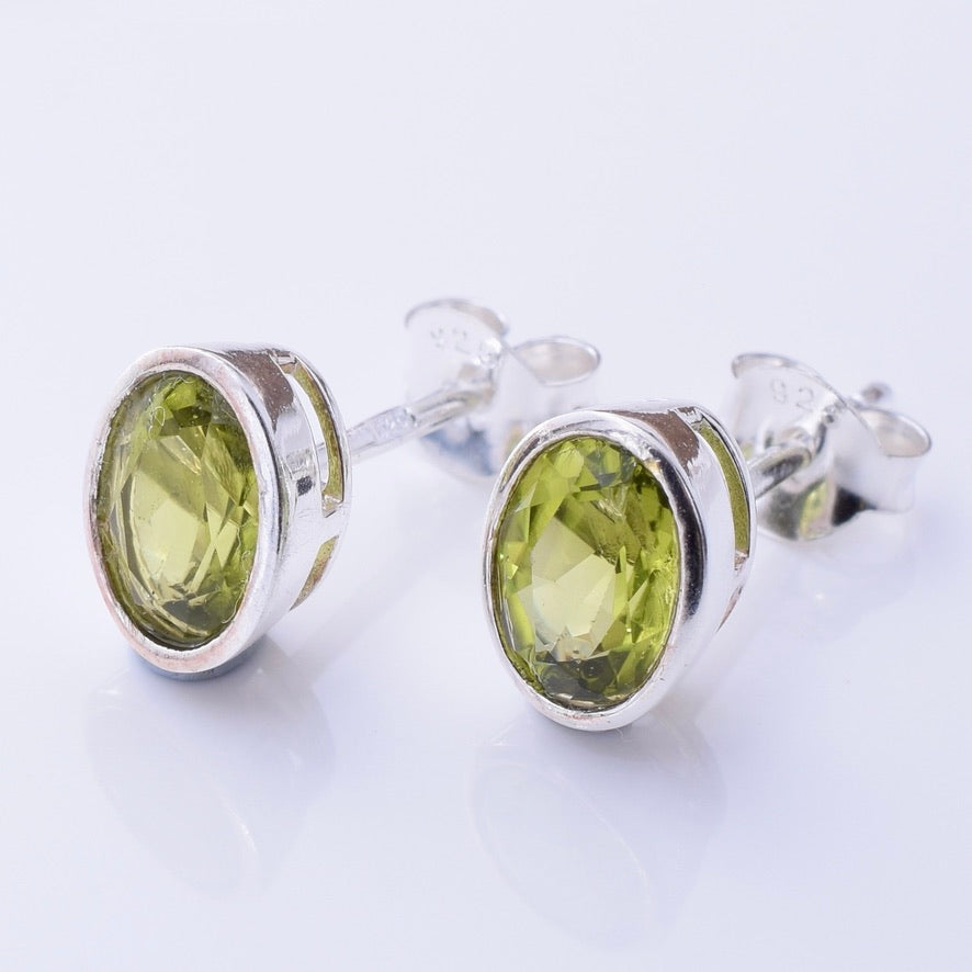 S1066 - 925 silver peridot oval facet stud earrings
