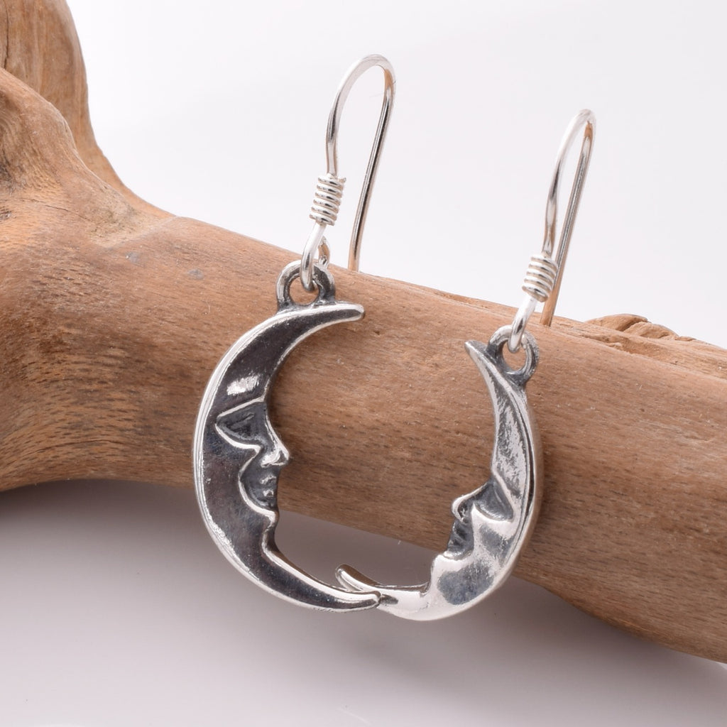 E530 - Thin crescent moon