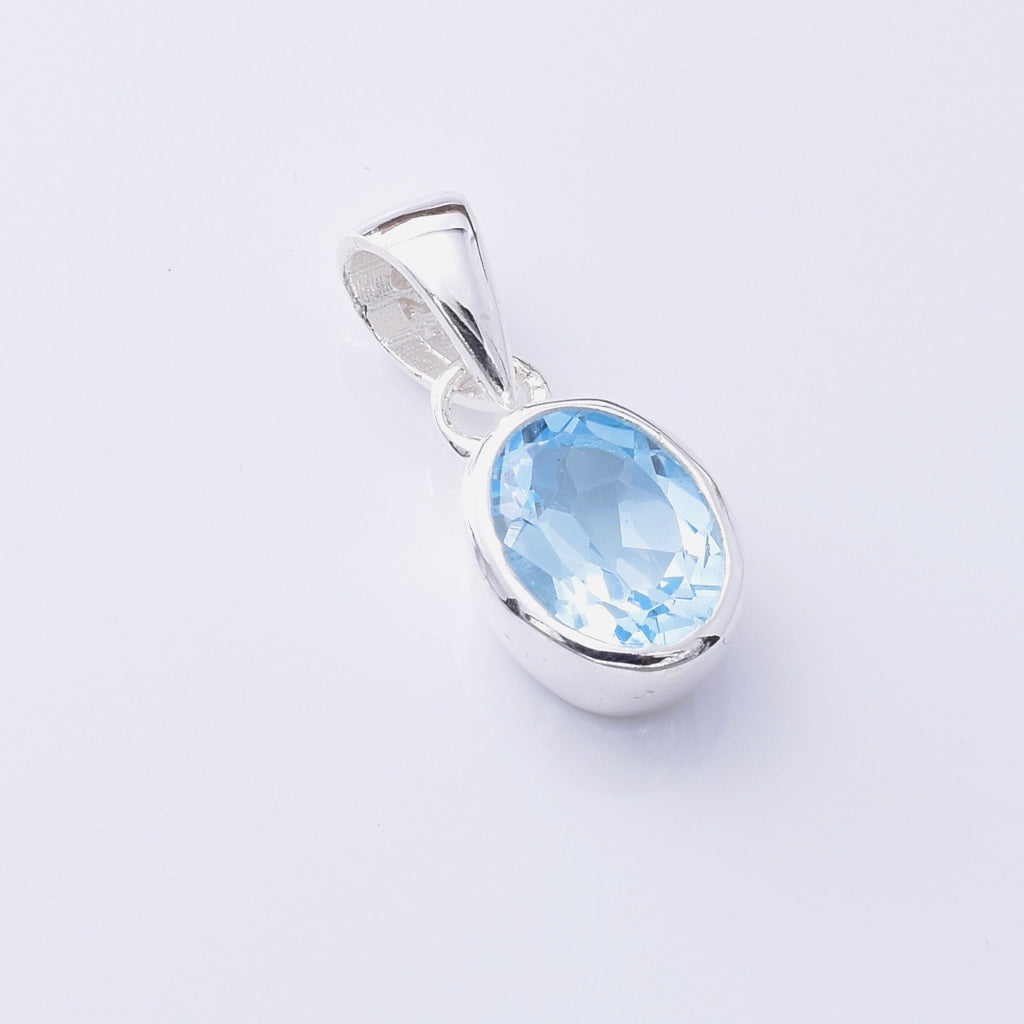 P1361 - 925 silver blue topaz oval pendant