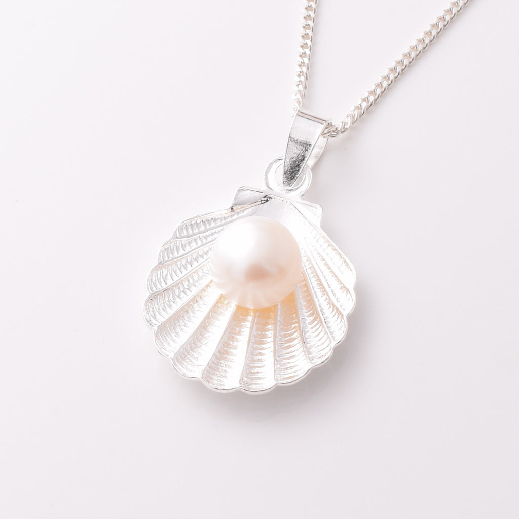 P1167 - 925 silver and f/w pearl scallop pendant