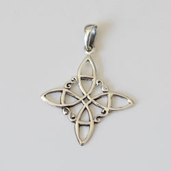 P934 - 925 Sterling silver 22mm witches knot pendant