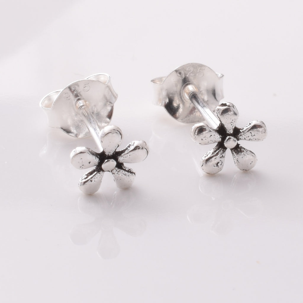 S901 - 925 silver tiny daisy stud earrings
