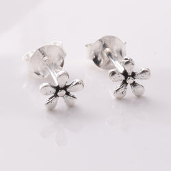 S901 - 925 silver tiny daisy stud earrings