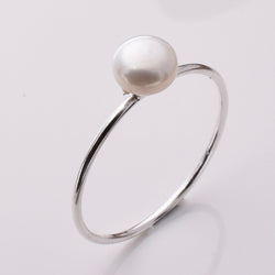 R231 - Freshwater pearl and silver band ring