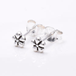 S658 - Silver tiny daisy stud earrings