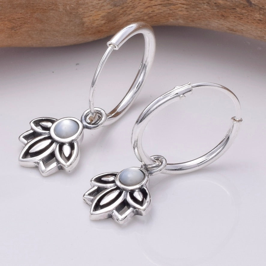 E685 - 925 Silver sleep with lotus flower MOP
