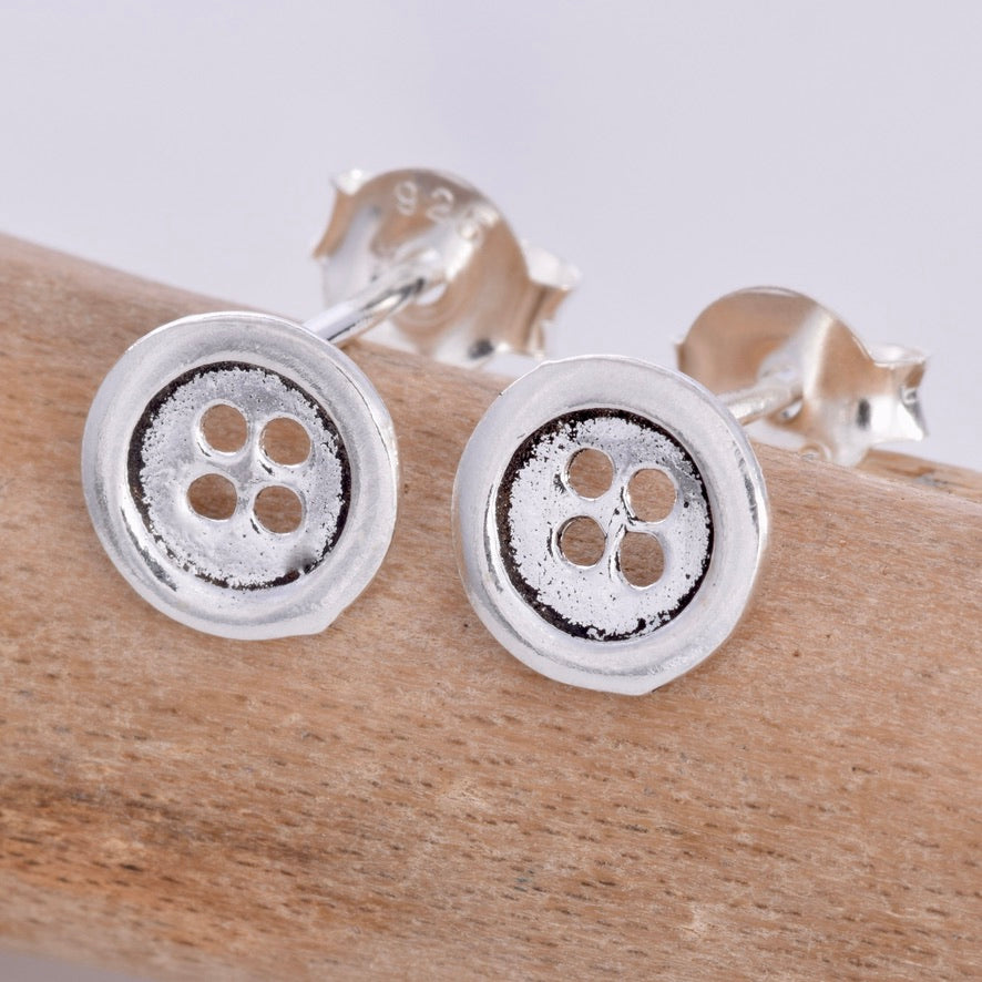 S327 - Silver button stud earrings