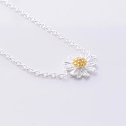 P834 - 925 silver daisy necklace