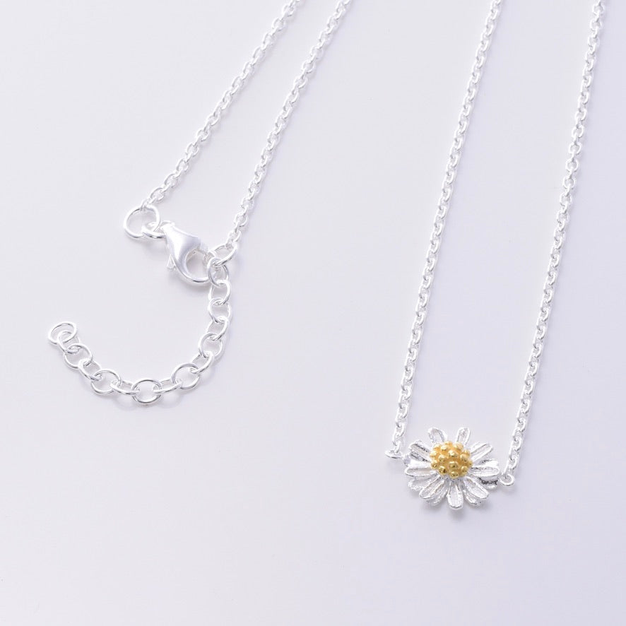 P834 - 925 silver daisy necklace