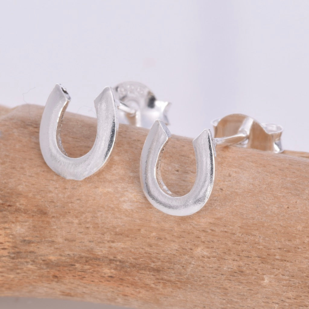 S415 - Horseshoe stud earrings