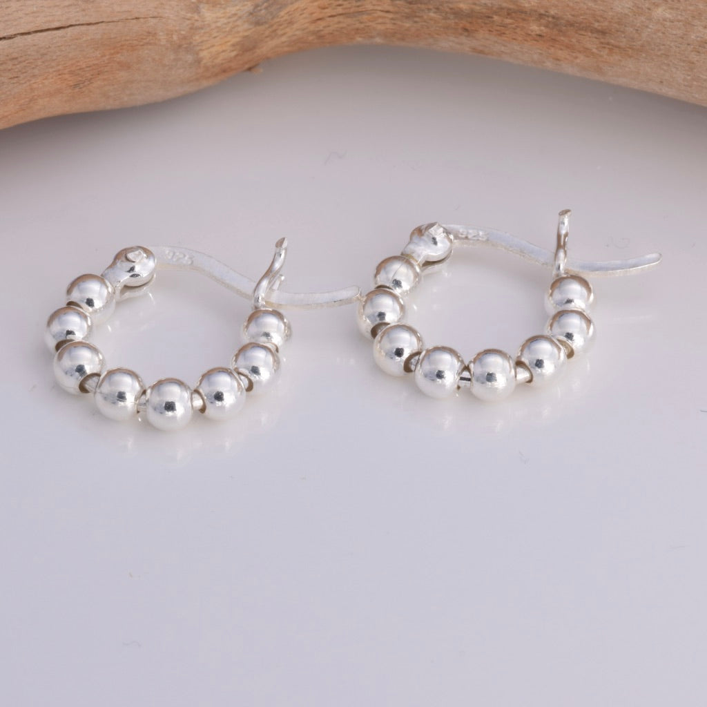 E562 - Silver string of beads hoop earrings 14mm