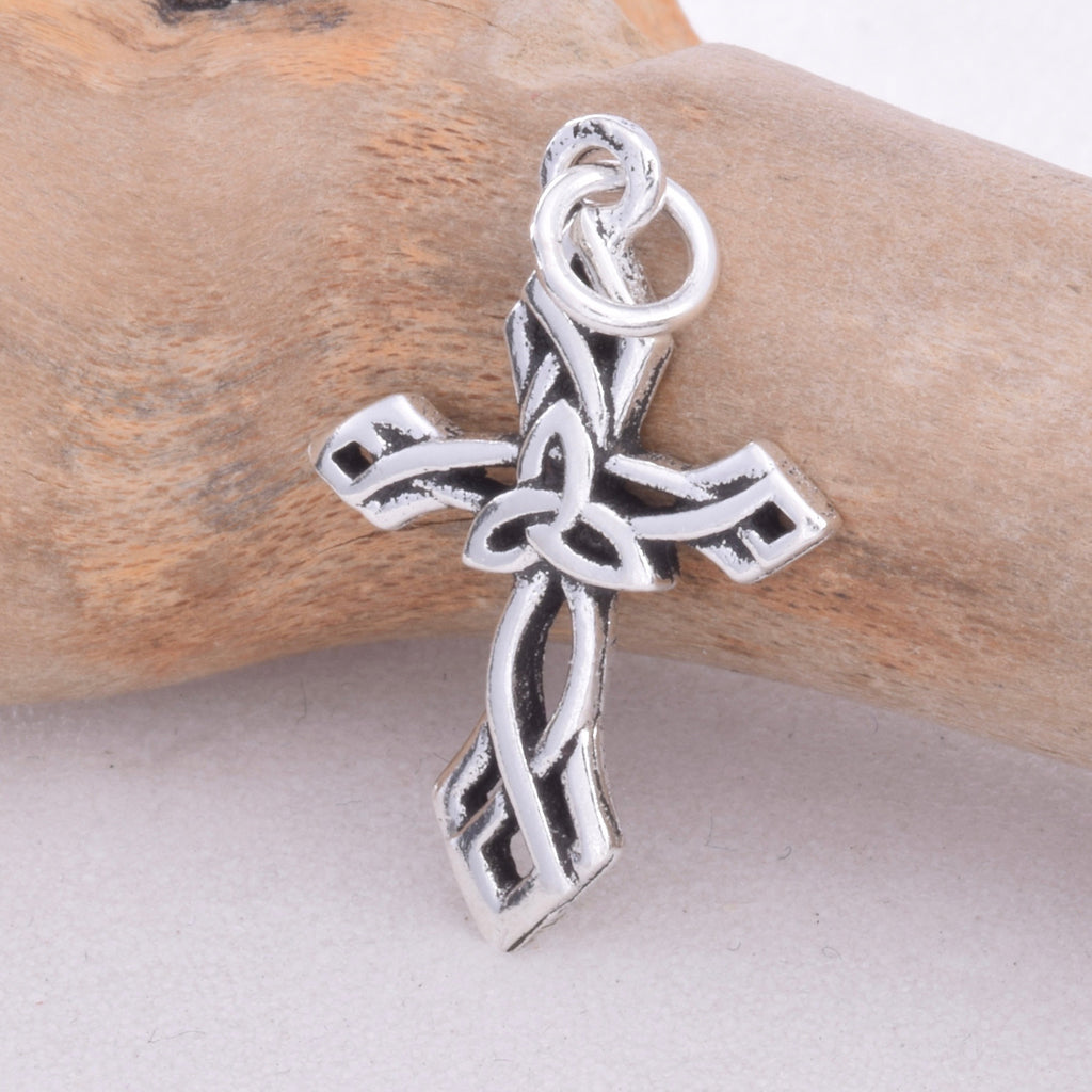 P536 - 925 Celtic knotwork cross pendant