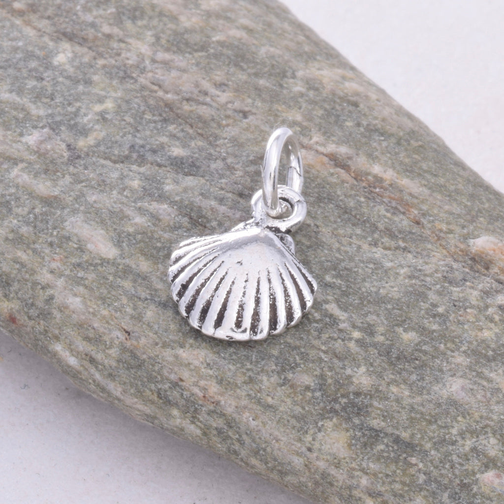 P540 - 925 Tiny Scallop charm/pendant