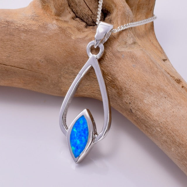 P846 - silver and lab opal pendant