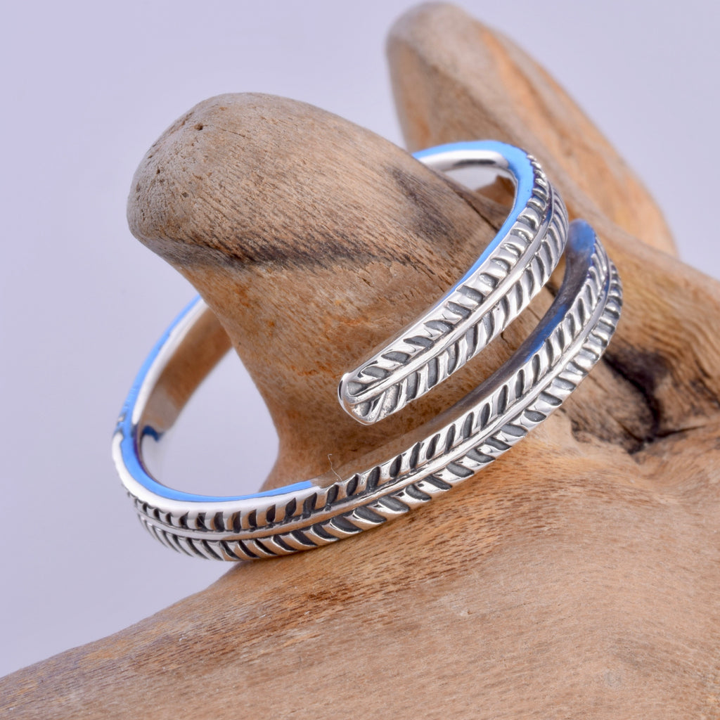 R151 - Laurel band design silver ring