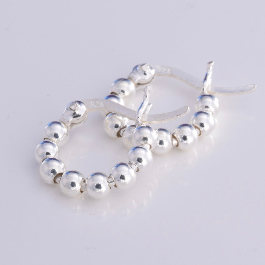 E561 - Silver string of beads hoop earrings 14mm